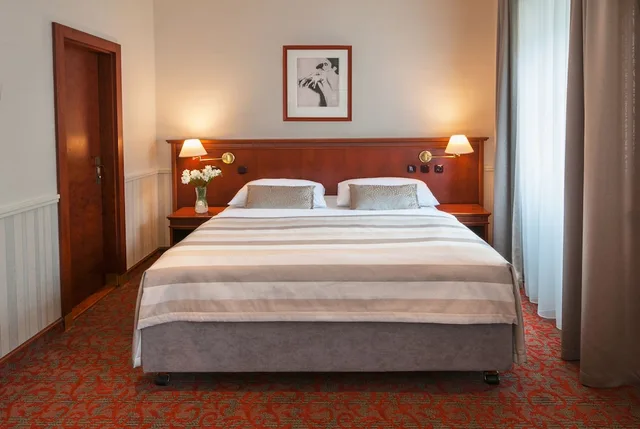 غرفة بسرير مزدوج أو سريرين منفصلين بإطلالة على الحديقة، Adria Hotel Prague 2/8