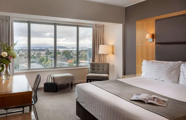 غرفة ديلوكس بسرير كينج بإطلالة على المدينة، Rydges Rotorua 1/2