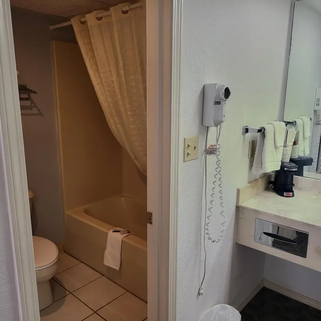غرفة قياسية بسرير كوين، Blue Ribbon Inn and Suites 4/5