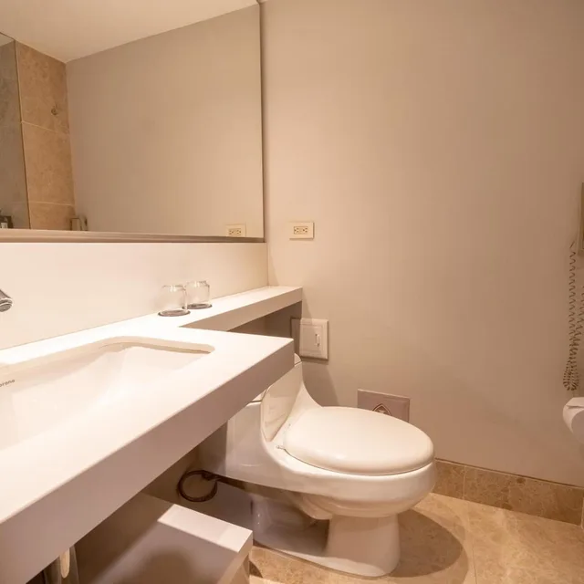 جناح جونيور بسرير كوين بمنطقة جلوس، InterContinental Cali 5/7