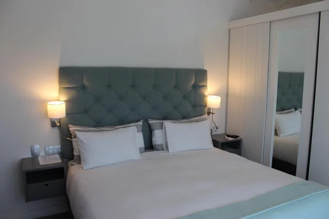 جناح كلاسيكي بسرير كينج بإطلالة على المسبح، Whale Rock Luxury Lodge 3/10