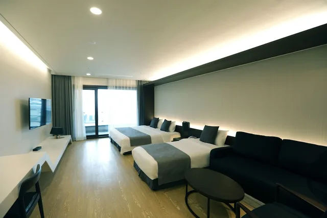 غرفة عائلية بسريرين منفصلين وسرير كينج وسرير فردي، The Qube Resort Jeju 3/5