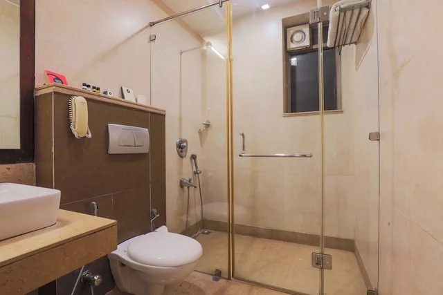 غرفة كلوب بسرير كوين، Hotel Blue Stone - Nehru Place 6/6