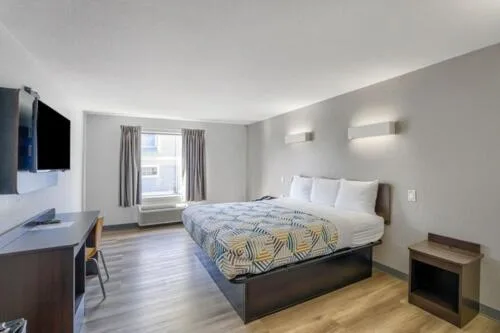 غرفة بسرير كينج بجاكوزي، Quality Inn & Suites Biloxi - Ocean Springs 1/7