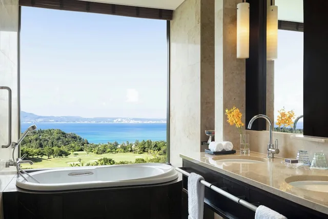 غرفة ديلوكس بسريرين مزدوجين بإطلالة على البحر بشرفة، The Ritz Carlton Okinawa 9/10