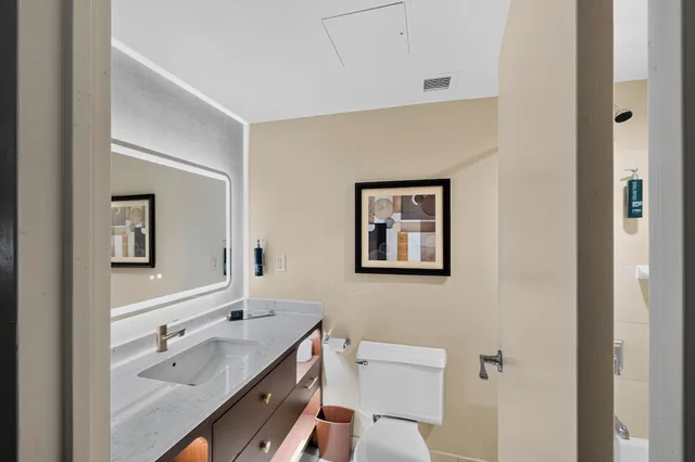 Room, Queen Bed, Executive Level, Bathtub, Accessible، Doubletree Hotel Downtown Wilmington Legal 7/7