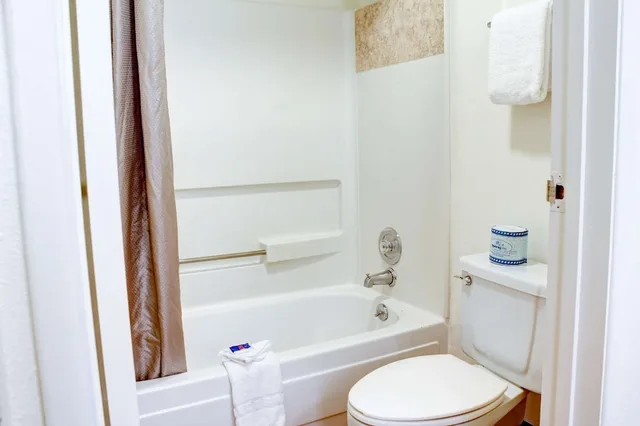 Standard, King Bed, Accessible, Motel6 Bishop, CA 7/8