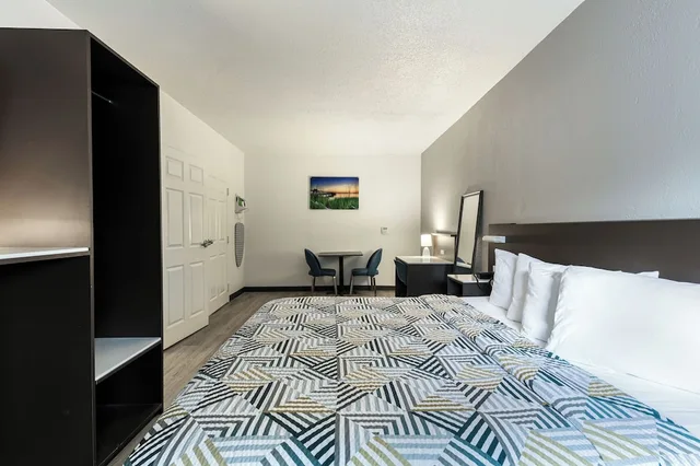 غرفة ديلوكس بسرير كينج، Studio6 Suites Jacksonville, NC 3/10