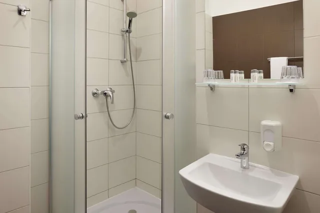 غرفة بسريرين منفصلين، Ramada by Wyndham Lviv 2/3