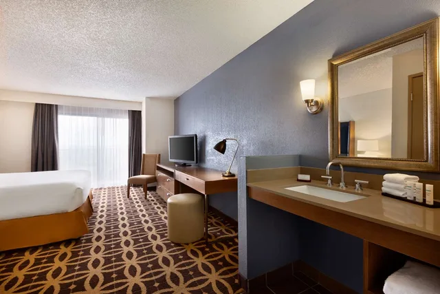 جناح بسرير كينج بحوض استحمام لذوي الإعاقة، The Signature Suites 5/5