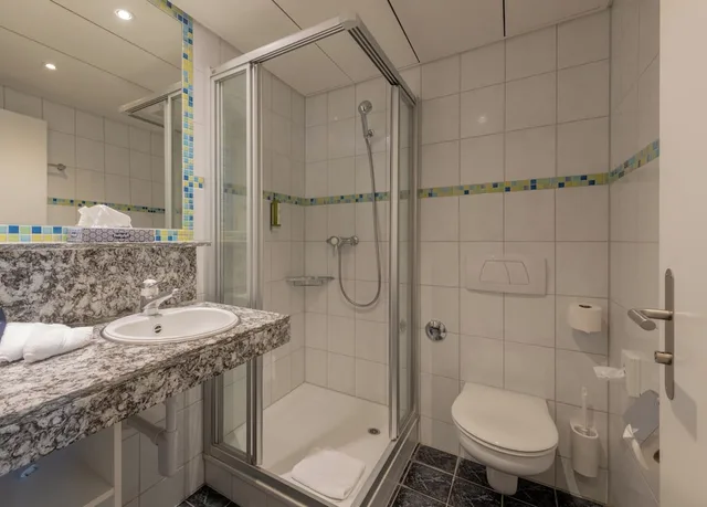 غرفة اقتصادية بسرير مزدوج بإطلالة على الجبل، Hotel Victoria Lauberhorn, Wengen, a Faern Collection Hotel 2/2