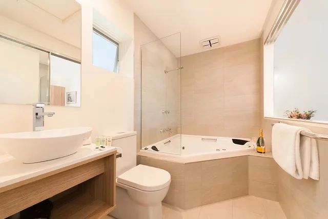 Spa, Suite, King Bed, Boathouse Resort Studios & Suites 4/5