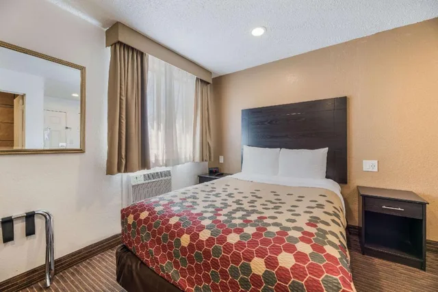 غرفة بسرير مزدوج للمدخنين، Rodeway Inn Downtown 1/7