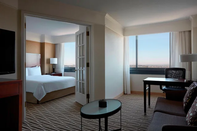 جناح بسرير كينج مع أريكة، Washington Dulles Marriott Suites 4/10