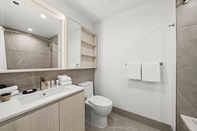 جناح بسريرين كينج بغرفتي نوم مع أريكة، Level Chicago Fulton Market 3/6