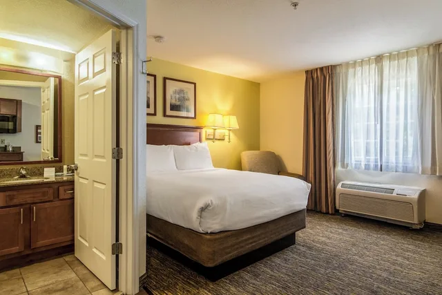 جناح استوديو بسرير كوين بحوض استحمام لذوي الإعاقة، Candlewood Suites Jacksonville East Merril Road 2/4