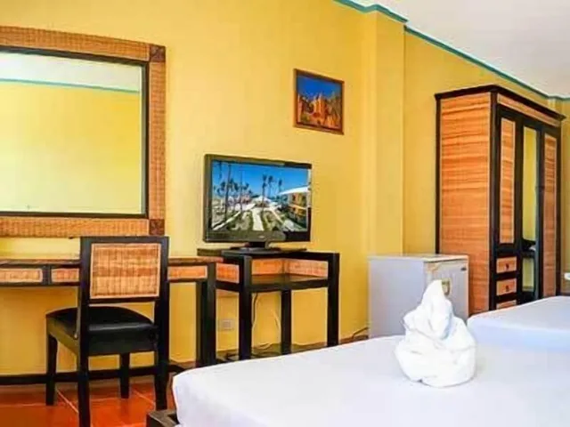 Deluxe, Queen Bed, Marlins Beach Resort 6/7