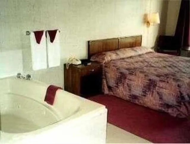 غرفة بسرير كينج بجاكوزي للمدخنين، Knights Inn And Suites Branson 1/1