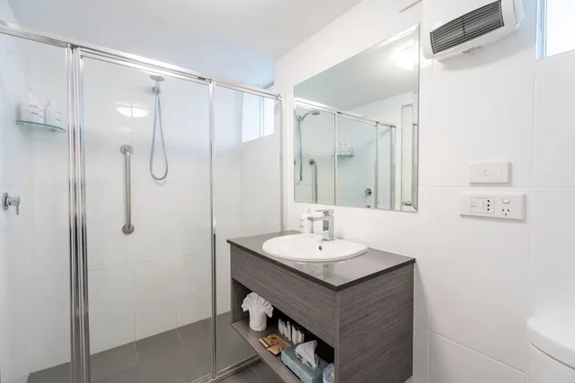 غرفة قياسية بسرير كينج بإطلالة على الفناء، Comfort Resort Leura Gardens 3/3