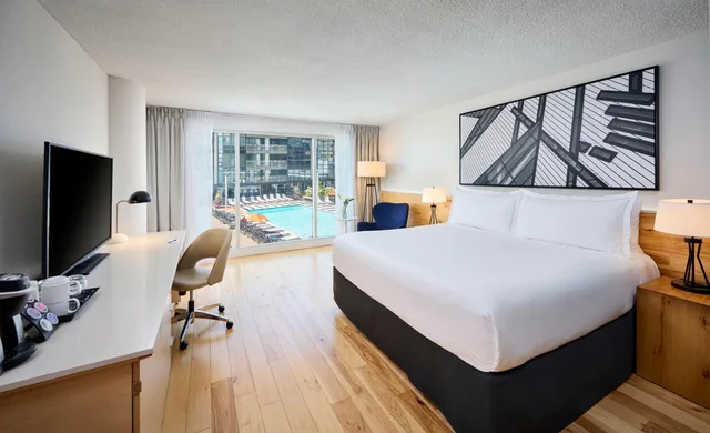 غرفة بسرير كينج وسريرين كوين، Radisson Blu Toronto Downtown 3/8