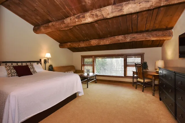 شاليه بسريرين كينج وسرير كوين بـ5 غرف نوم مع أريكة، Seven Springs Resort 5/8