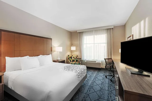 غرفة بسريرين كوين بإطلالة على المدينة، La Quinta Inn & Suites by Wyndham Kansas City Beacon Hill 2/3