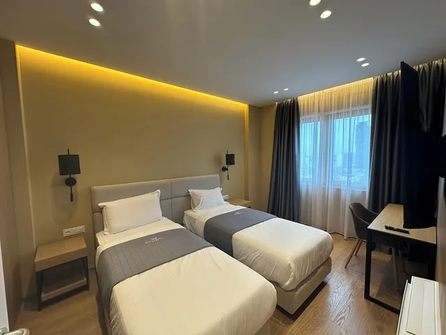 جناح عائلي بأربعة أسرّة بإطلالة على الجبل مع أريكة، Mulaj Hotel Tirana 1/3