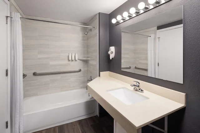 غرفة بسرير كينج، Basecamp Puyallup a Travelodge by Wyndham 9/10