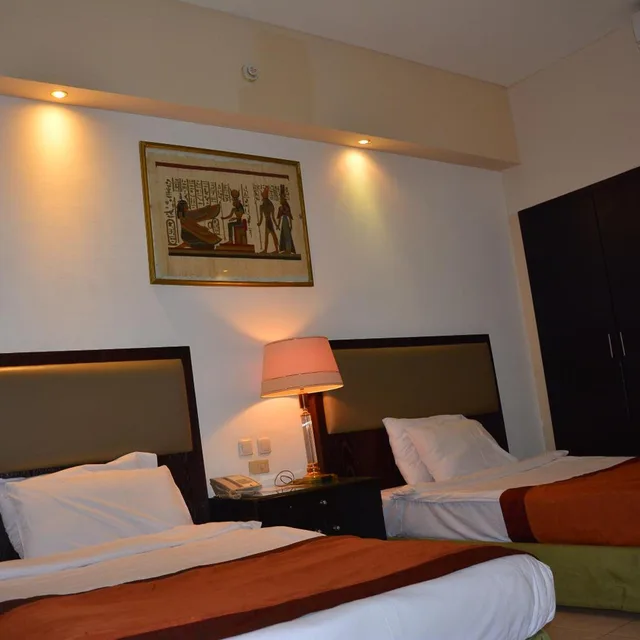 غرفة بسريرين منفصلين بإطلالة على المسبح، Desert View Hotel 4/7