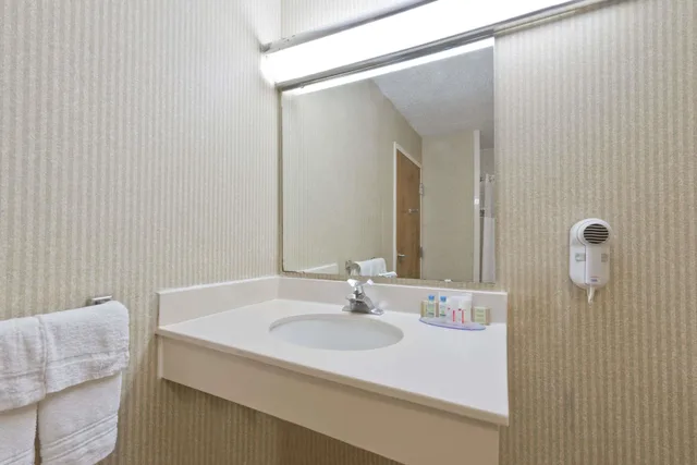 غرفة بزنس بسرير كينج، Super 8 By Wyndham Huntersville/Charlotte Area 5/5