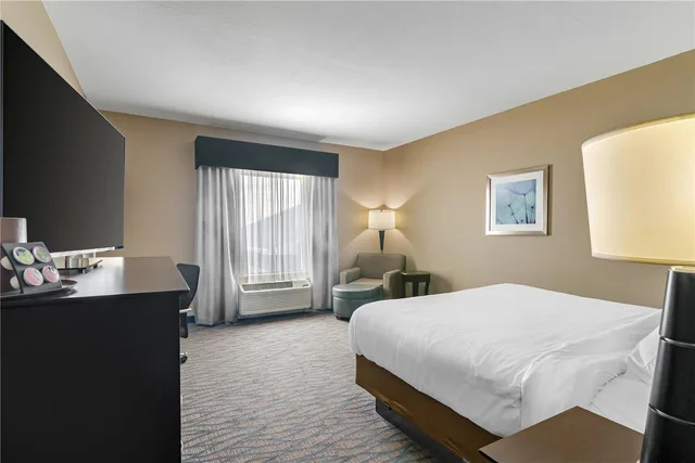 غرفة بسرير كينج، Best Western Plus Hiawatha Hotel 3/4