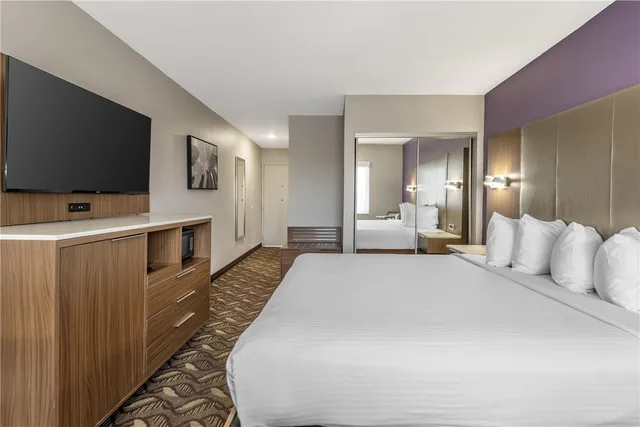 غرفة بسرير كينج بحوض استحمام لذوي الإعاقة، Best Western Airport Plaza Inn - Los Angeles LAX Hotel 1/4