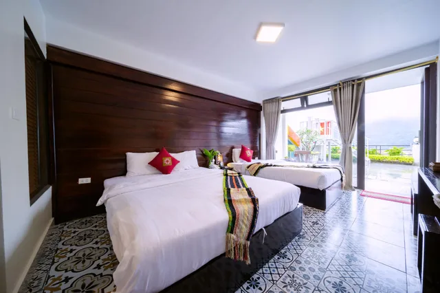 غرفة ديلوكس بسرير كينج وسرير فردي بإطلالة على الجبل والمدينة، Sapa Village Hotel 1/1