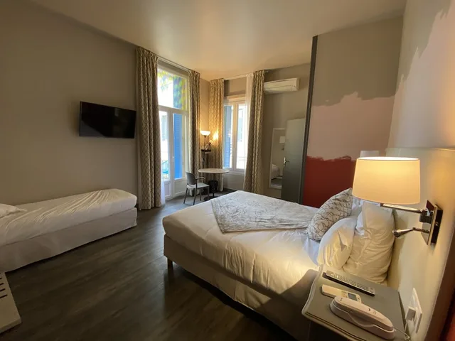 غرفة سوبيريور بسرير كوين وسرير فردي بشرفة، Majestic Hotel 10/10