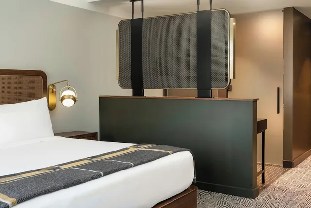 Tower, Classic, King Bed, Accessible، Asher Adams, Autograph Collection 3/4