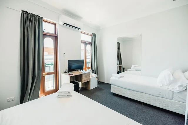 Room, Twin Beds, Shared Bathroom, Newtown Cozystays 2/8