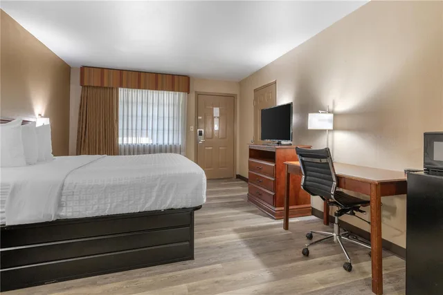 غرفة بسرير كينج لذوي الإعاقة، Surestay Plus Hotel By Best Western Poteau 3/4