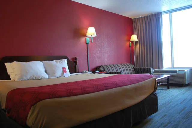 غرفة قياسية بسرير كينج، Econo Lodge Calhoun South 4/10