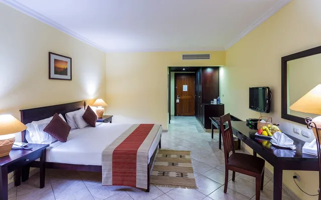 غرفة عائلية بسرير كينج وسرير فردي بإطلالة جزئية على البحر، Casa Mare Resort 1/10
