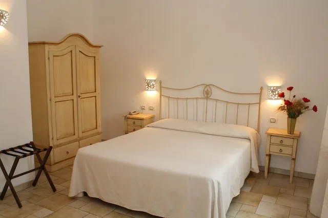 غرفة ثلاثية بسرير مزدوج وسرير فردي بإطلالة على الجبل، Hotel San Pantaleo 2/4