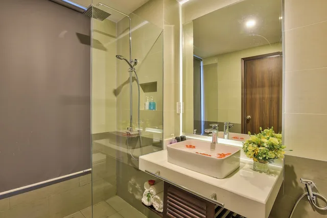 غرفة ديلوكس بسرير كينج بشرفة، White Lotus Hotel Hoian 6/8