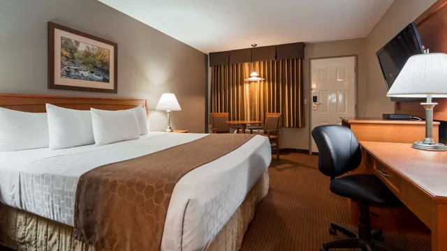 غرفة قياسية بسرير كينج، Surestay Plus Hotel By Best Western Salmon Arm 8/10