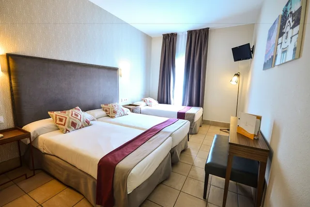 غرفة ثلاثية بسرير مزدوج وسرير فردي، Hotel Oromana 1/4