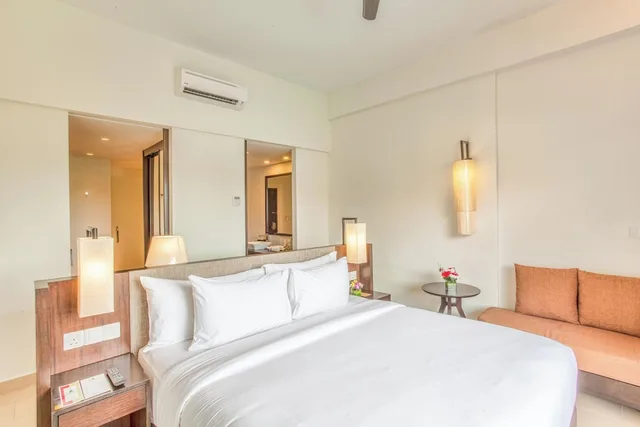 غرفة ديلوكس بسرير كينج بإطلالة على المسبح بشرفة، Camar Resort Langkawi 1/1
