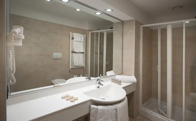 جناح بسرير فردي بشرفة مع أريكة، Alba Residence 7/8