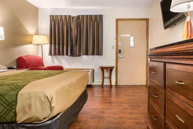 غرفة بسرير مزدوج، Econo Lodge Holland - Toledo 1/3
