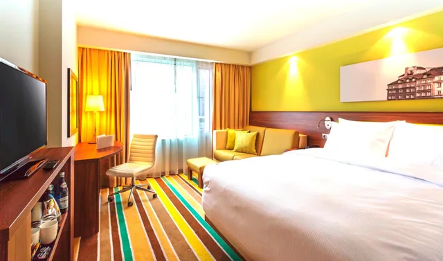 غرفة بسرير كوين بإطلالة على المدينة مع أريكة، HAMPTON BY HILTON WARSAW CITY CENTRE 2/5