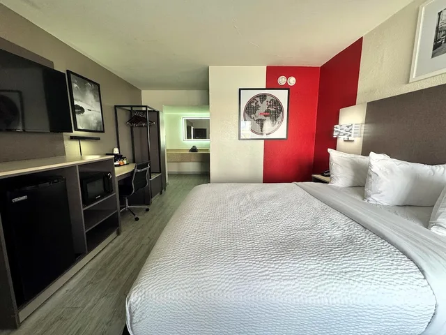 Room, Queen Bed, Exterior Entrance، Ramada By Wyndham Tuscaloosa 3/10