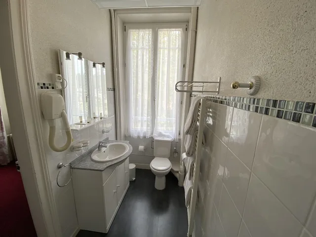 غرفة سوبيريور ثلاثية بسرير كوين وسرير فردي، HOTEL LE ROC AU CHIEN 3/3
