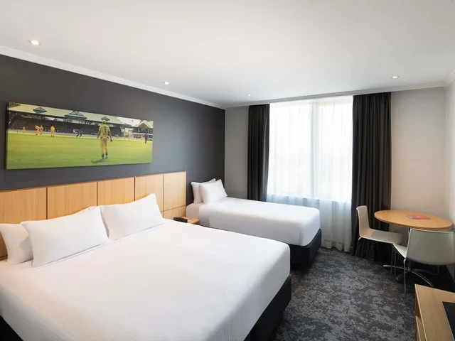 Standard, Triple, 1 King and 1 Single or 3 Single Beds، Mercure Sydney Bankstown 2/16